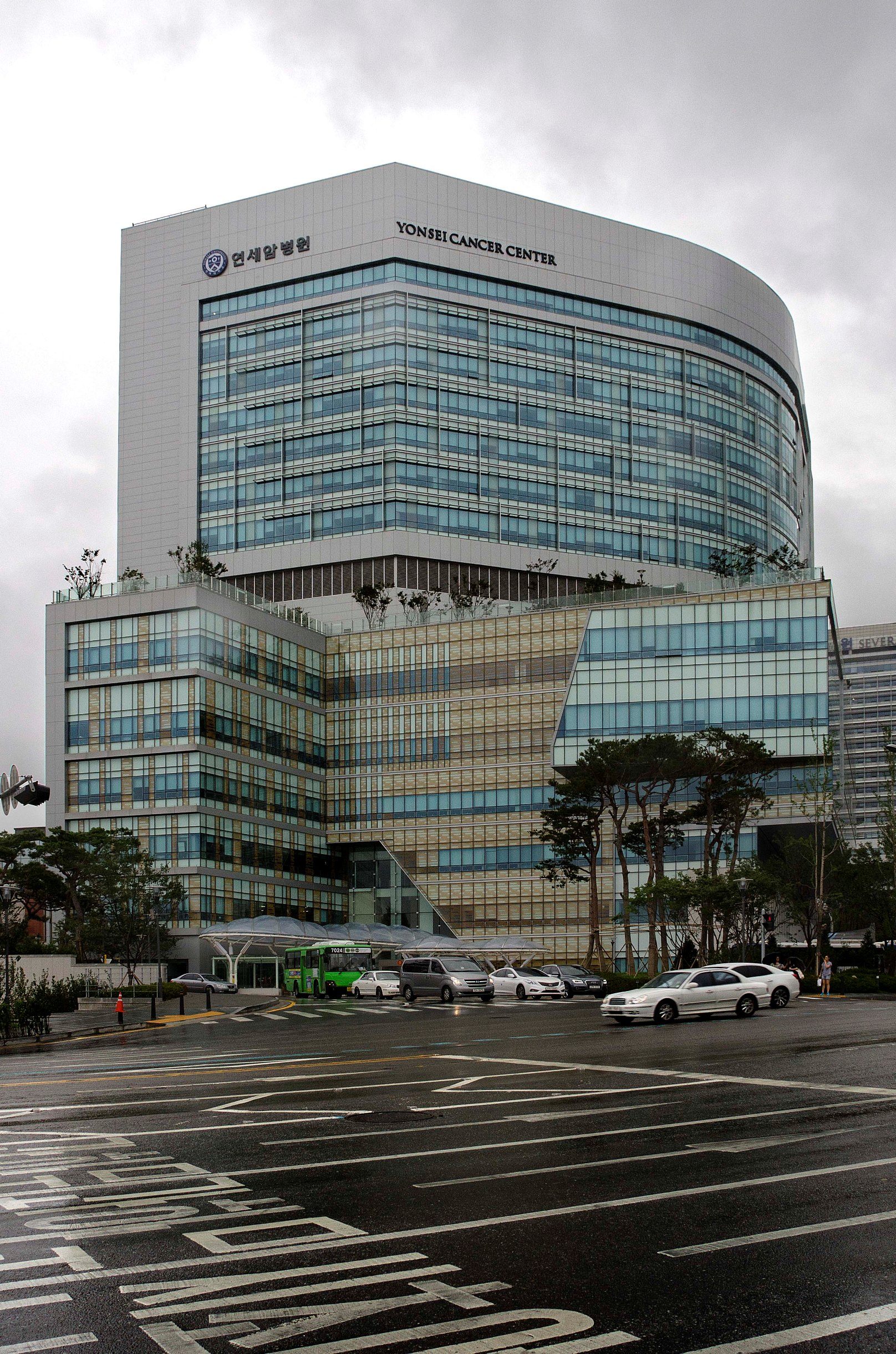 Severance Hospital and Yonsei Cancer Center, Seoul - 02.jpg
